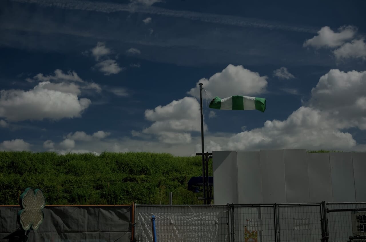 （修正前）「明るさ：-」「コントラスト：-」「色温度：6500K」