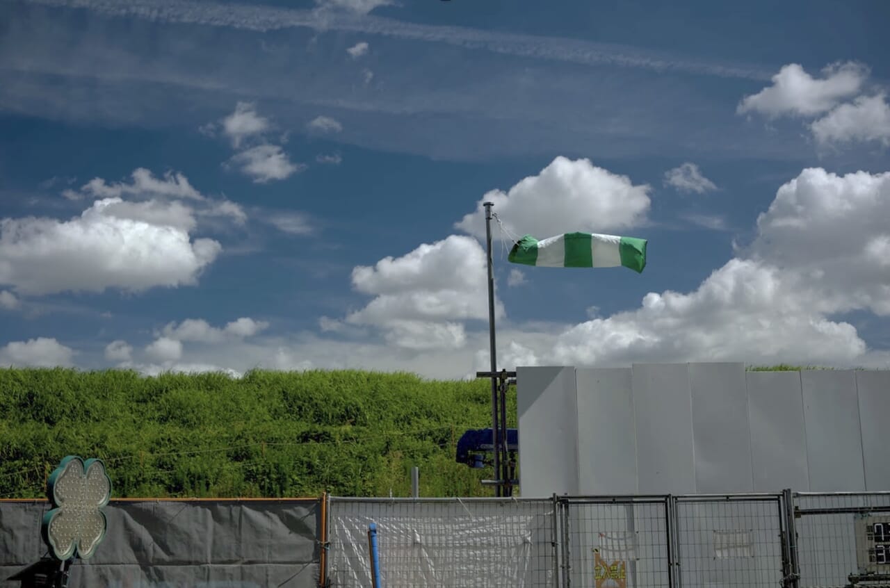 （修正後）「明るさ：+2」「コントラスト：-1」「色温度：5900K」